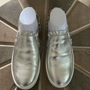 KATE SPADE RUFFLE METALLIC SILVER LEATHER SLIP ON SNEAKER SZ 8